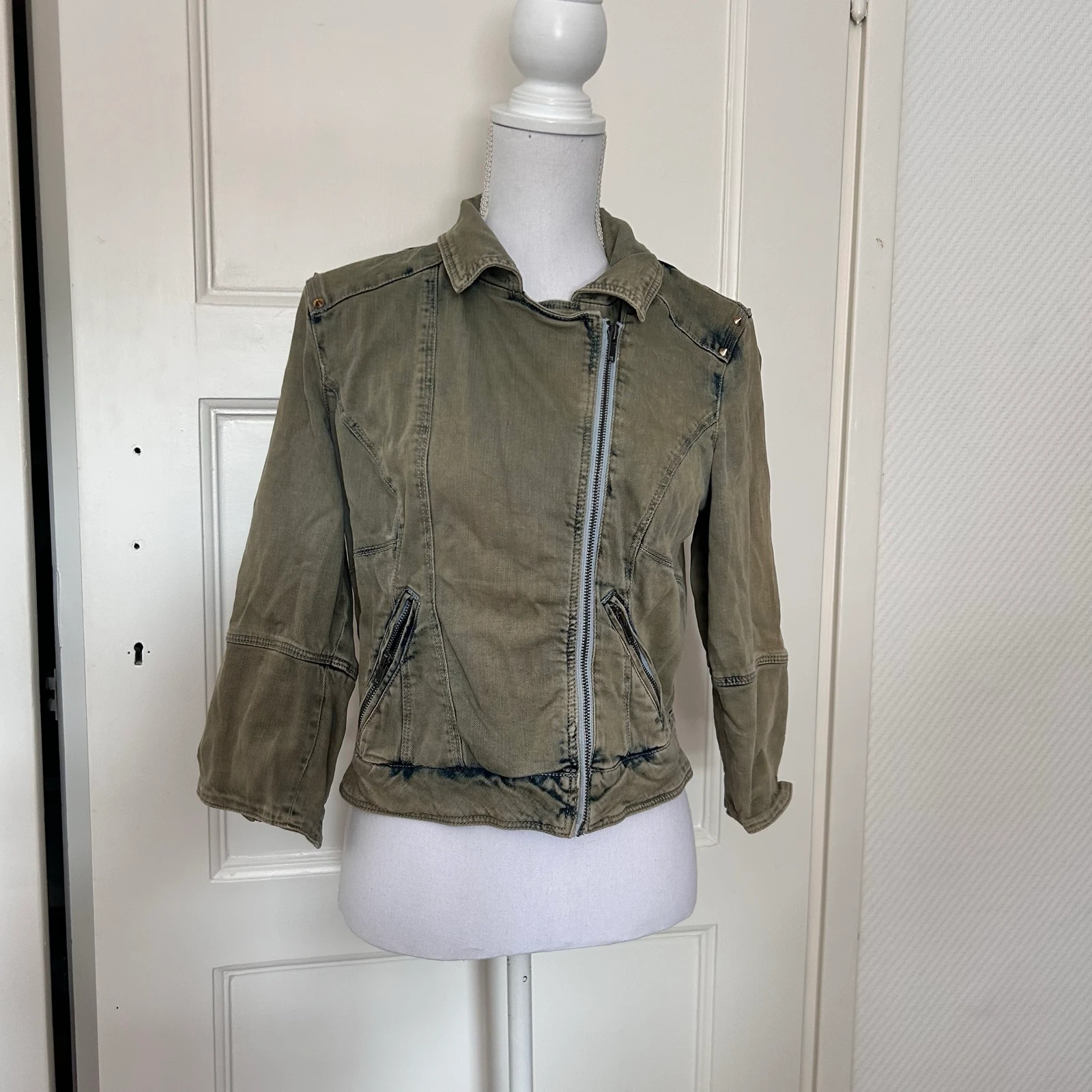 Bershka Stoer Biker Spijkerjasje Legergroen Studs – Maat S